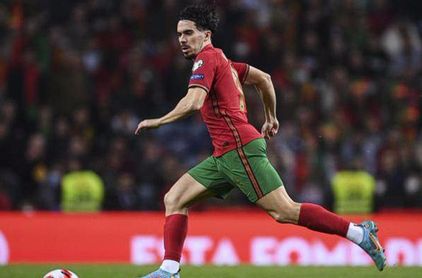 法甲巴黎1-1战平洛里昂：维蒂尼亚赛后剖析比赛困境