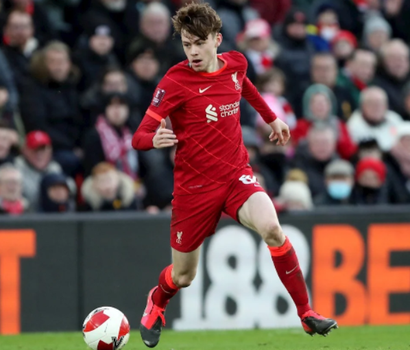 利物浦新星布拉德利：欧冠赛场闪耀，青训教练盛赞其天赋与智慧