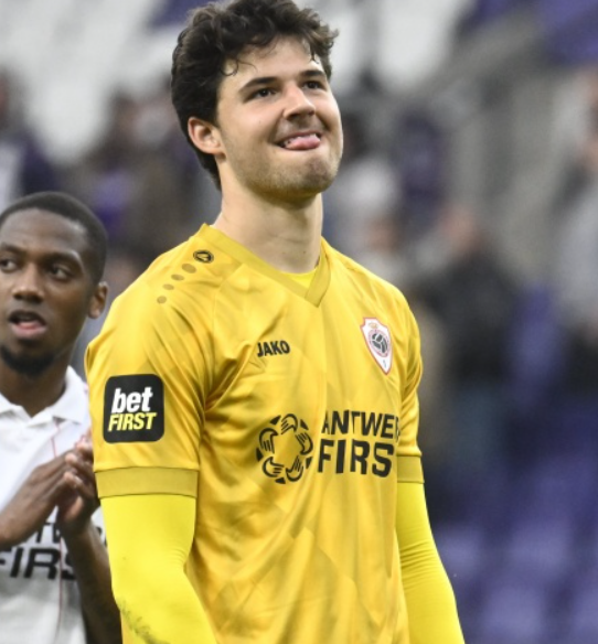 曼联门将更迭：拉门斯崛起与<a href='/news/tag/1080482.html' style='color: blue;'>奥纳纳</a>对比下的战略抉择