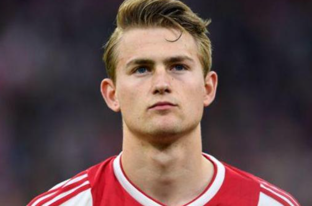 曼联医疗困境：卡里克坦言德里赫特赛季或报销，背伤恢复成难题